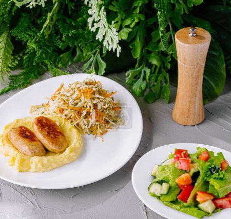 Foto de Variedad de platos saludables, incluyendo ensalada, puré de papas y una sartén de carne - Imagen libre de derechos