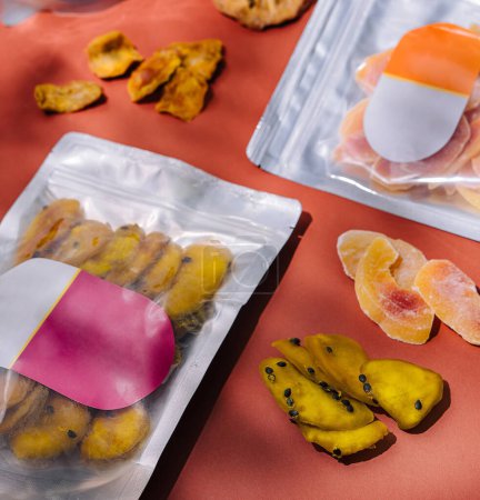 Imagen colorida con frutas secas envasadas al vacío y carnes sobre un fondo vibrante