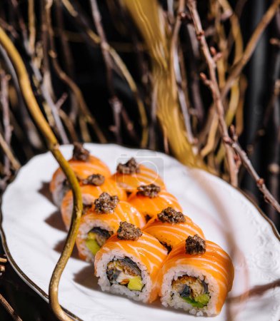 Exquis rouleau de sushi au saumon garni de truffes, présenté sur une assiette blanche élégante avec toile de fond artistique