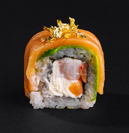 Luxuriöses Sushi mit Blattgold auf dunklem Hintergrund für eine elegante kulinarische Darbietung