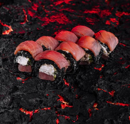 Sushi-Rollen mit frischem Thunfisch auf einer lebhaften, von Lava inspirierten Oberfläche