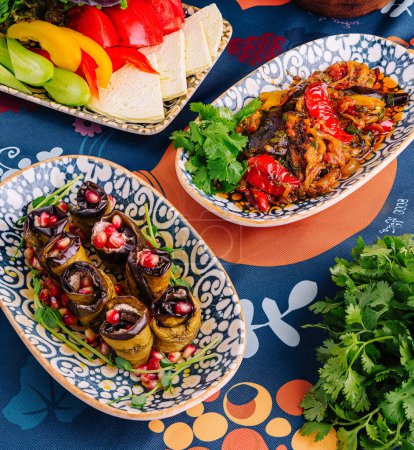Experimente el vibrante y sabroso surtido de cocina mediterránea tradicional con una variedad de platos saludables y coloridos hechos con verduras frescas. Hierbas. Pimientos. Tomates. Tofu.
