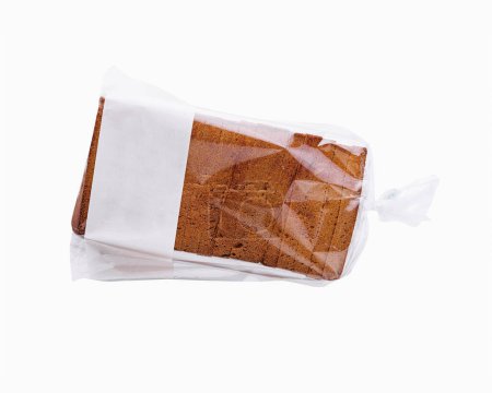 Bolsa de plástico transparente que contiene rebanadas de pan marrón fresco, aislado sobre un fondo blanco