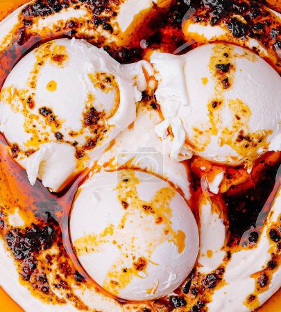 Foto de Vista superior de deliciosos huevos escalfados rociados con una salsa picante - Imagen libre de derechos