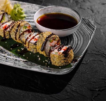 Wykwintne sushi roll ozdobione polewy i sosy, podawane z wasabi i imbir