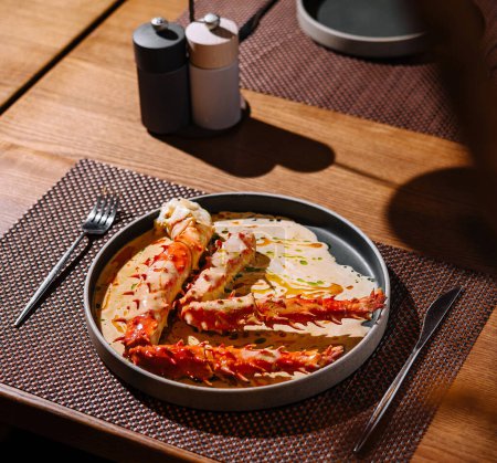 Exquisita langosta servida en un plato con elegante guarnición en un ambiente de alta cocina