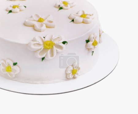 Exquisite und elegante weiße Gänseblümchen-Torte mit handgemachten Fondant-Zuckerblumen. Perfekt für eine Geburtstags- oder Hochzeitsfeier. Ein köstliches Meisterwerk aus Feingebäck auf weißem Hintergrund