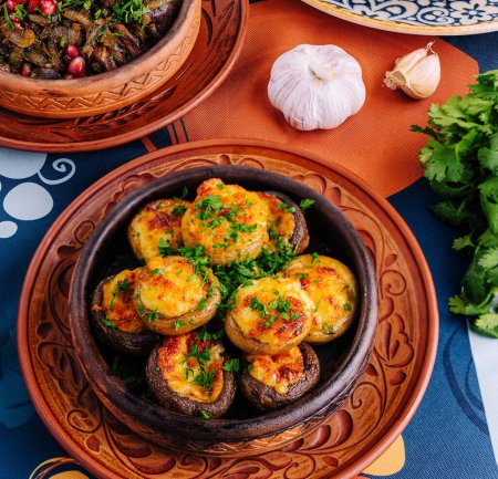Variedad de coloridos platos de Oriente Medio servidos en un mantel vibrante