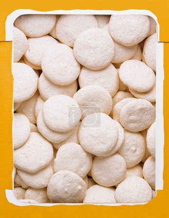 Foto de Vista superior de un cartón lleno de galletas de merengue caseras de cerca - Imagen libre de derechos