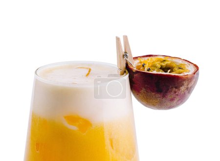 Élégant verre de cocktail de fruits de la passion tropicale avec une garniture en tranches, isolé sur un fond blanc
