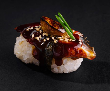 Exquisites Aal-Sushi mit Bohnensauce, garniert mit Sesam und grünen Zwiebeln