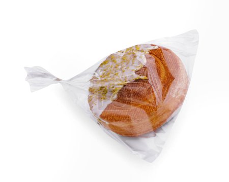 Laib frisches Brot versiegelt in einer durchsichtigen Plastiktüte, isoliert auf weißem Hintergrund