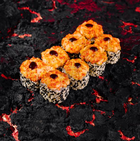 Présentation artistique d'un rouleau de sushi volcan sur fond noir et rouge dramatique