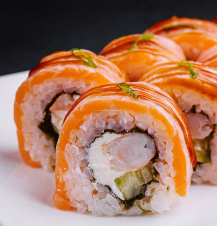 Zbliżenie świeżego sushi z łososia podanego z imbirem i wasabi na eleganckim białym talerzu