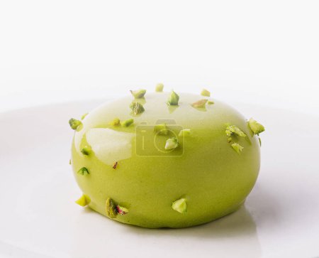 Dessert gourmand raffiné aux pommes vertes garni de fleurs comestibles, présenté sur une assiette blanche propre