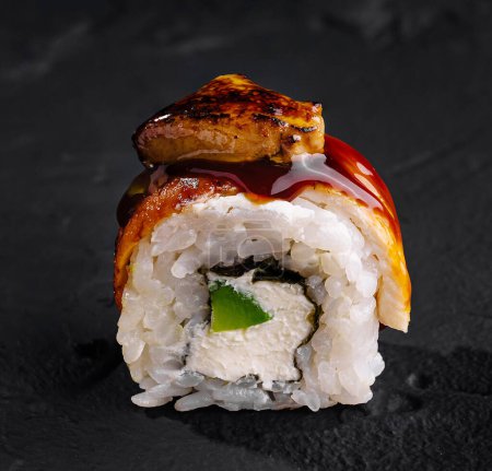 Nahaufnahme eines köstlichen unagi Sushi mit glasiertem Belag, elegant präsentiert