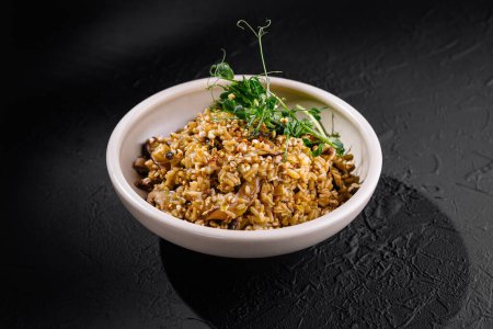 Gourmet-gewürzter Reis, serviert in einer weißen Schüssel, garniert mit frischen Kräutern, perfekt für kulinarische Konzepte