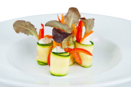 Assortiment gastronomique de canapés de légumes frais magnifiquement présentés sur un plat blanc propre