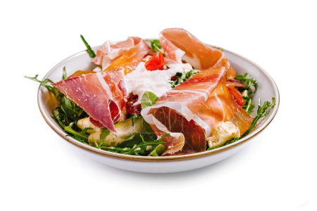 Appetitlicher Salat mit Schinken, Rucola und Mozzarella vor weißem Hintergrund