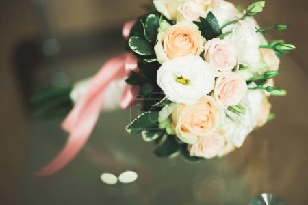 Téléchargez les photos : Beau bouquet de mariage avec différentes fleurs, roses. - en image libre de droit