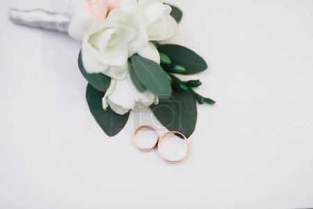 Foto de Hermosa imagen tonificada con anillos de boda sobre el fondo de un ramo de flores. - Imagen libre de derechos
