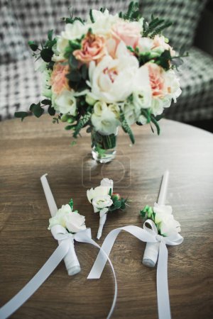 Téléchargez les photos : Beau bouquet de mariage avec différentes fleurs, roses. - en image libre de droit