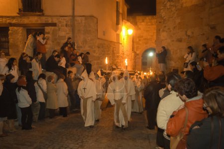 Téléchargez les photos : Semaine Sainte procession de Zamora, Espagne dans la nuit du lundi saint de la Fraternité pénitentielle du Saint-Christ de Bonne Mort. - en image libre de droit
