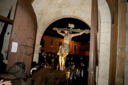 Téléchargez les photos : Holy Week in Zamora on the night of Holy Wednesday, procession of the Brown Capes of the Brotherhood of Penitence of the Holy Christ of Shelter. - en image libre de droit