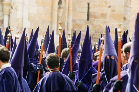 Foto de Semana Santa en Zamora, España. Procesión de la Hermandad de Santa Vera Cruz en la tarde del Jueves Santo. - Imagen libre de derechos