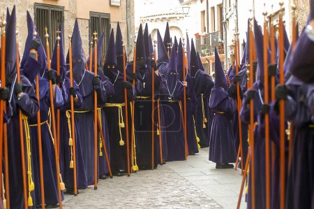 Foto de Semana Santa en Zamora, España. Procesión de la Hermandad de Santa Vera Cruz en la tarde del Jueves Santo. - Imagen libre de derechos