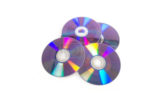 Foto de Conjunto de cds o dvs aislados sobre fondo blanco, con espacio de copia. - Imagen libre de derechos
