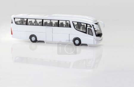 Foto de Bus de juguete metálico sobre fondo blanco - Imagen libre de derechos