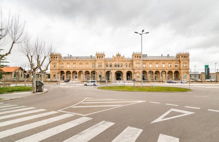 Téléchargez les photos : Gare de Zamora, Castilla y Len. Zamora, Espagne. Gare. En argent. Vue extérieure de la façade du bâtiment classé comme l'une des plus belles gares d'Espagne. - en image libre de droit