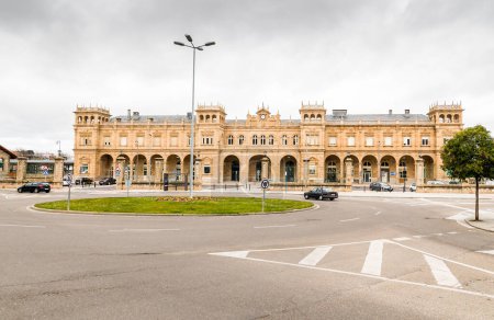 Téléchargez les photos : Gare de Zamora, Castilla y Len. Zamora, Espagne. Gare. En argent. Vue extérieure de la façade du bâtiment classé comme l'une des plus belles gares d'Espagne. - en image libre de droit