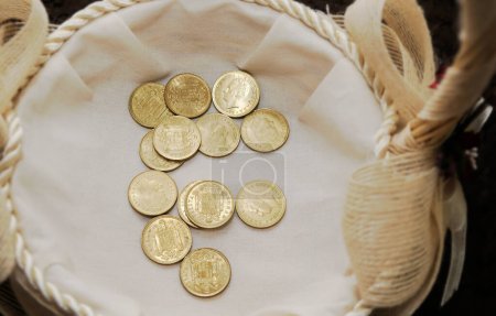 Pesetas, alte spanische Münzen, die als Arras für die Feier einer Hochzeit verwendet werden.