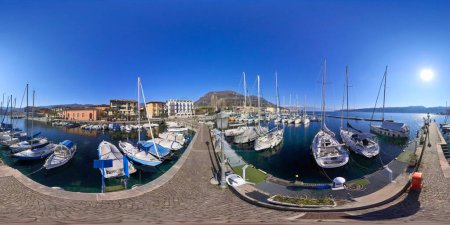 Foto de The port of Sal is a picturesque scene on a sunny winter day. The crystal clear water sparkles in the sunlight, creating a brilliant contrast with the deep blue sky. - Imagen libre de derechos