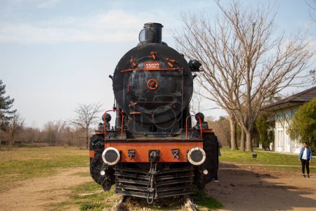 Foto de Edirne, Turquía, febrero de 2023: Un tren negro de vapor o locomotora en el museo - Imagen libre de derechos