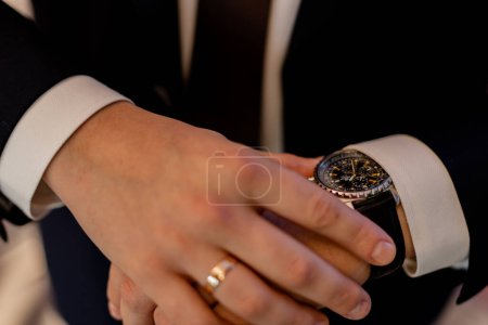 Téléchargez les photos : Montre classique sur la main d'un homme en costume - en image libre de droit