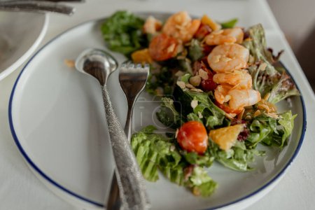 Téléchargez les photos : Une salade de crevettes fraîches, verts vibrants, cadre élégant - en image libre de droit