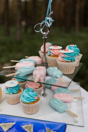 Pastellfarbene Cupcakes und Eis und Eis am Stiel zur Feier.