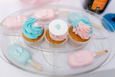 Pastellfarbene Cupcakes und Eis am Stiel zur Feier