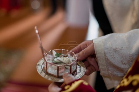 Ein Priester spendet den Segen für Trauringe. Symbolischer Austausch, Ehegelübde. Christliche Ehe, kirchliche Zeremonie