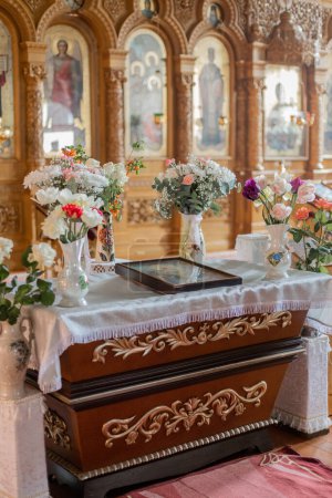Orthodoxer Kirchenraum mit Ikonostase und kunstvollem Kronleuchter. Spirituelles Ambiente für den Gottesdienst