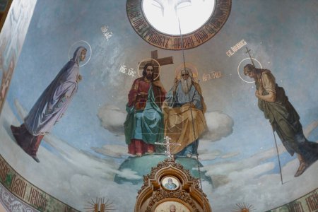 fresque du dôme de l'église avec iconographie religieuse. Affichage majestueux de figures bibliques et de symboles chrétiens