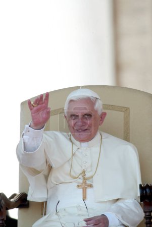 Téléchargez les photos : ROME, Italie - 31.12.2022 : (ARCHIVE IMAGE) Joseph Ratzinger, Pape Benoît XVI lors d'audiences à Vaitcano à Rome. Le pape Benoît XVI est mort à 9h35 le 31 décembre 2022 à Mater Ecclesiae au Vatican. Successeur du Pape Jean-Paul II à partir du 19 avril - en image libre de droit