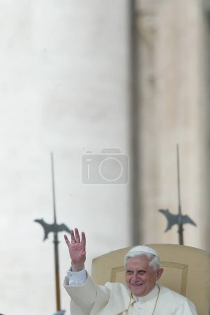 Foto de ROMA, Italia - 31.12.2022: (IMAGEN ARCHIVO) Joseph Ratzinger, Papa Benedicto XVI durante las audiencias en Vaitcano en Roma. El Papa Benedicto XVI murió a las 9.35 am del 31 de diciembre de 2022 en Mater Ecclesiae en el Vaticano. Sucesor del Papa Juan Pablo II desde el 19 de abril - Imagen libre de derechos