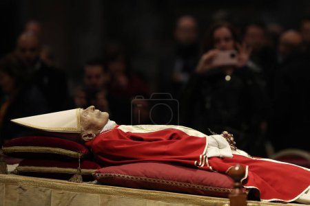 Photo for Rome, Italy 02.01.2023: The body of Pope Emeritus Benedict XVI, the German Joseph Ratzinger, was displayed in St. Peter's Basilica in the Vatican in Rome.Thousands of Catholic faithful from all over the world queue to the pay respects to the body of - Royalty Free Image