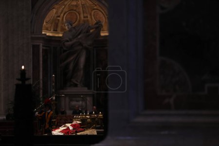 Foto de Roma, Italia 02.01.2023: El cuerpo del Papa emérito Benedicto XVI, el alemán Joseph Ratzinger, fue exhibido en la Basílica de San Pedro en el Vaticano en Roma. Miles de fieles católicos de todo el mundo hacen cola para rendir homenaje al cuerpo de - Imagen libre de derechos