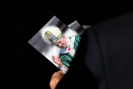 Téléchargez les photos : ROME, Italy - 04.02.2023: Santini photographs distributed to the faithful on the fourth and last day of exposure of the body of Pope Benedict XVI, Joseph Ratzinger at St. Peter's Basilica in the Vatican in Rome. - en image libre de droit