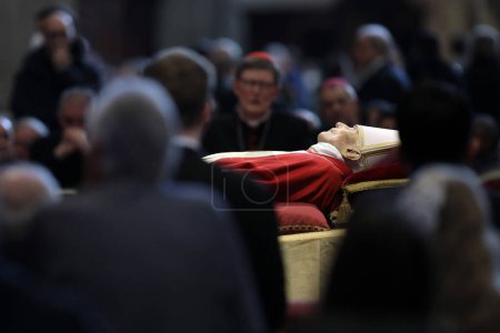 Téléchargez les photos : ROME, Italy - 04.02.2023: Fourth and last day of exposure of the body of Pope Benedict XVI, Joseph Ratzinger at St. Peter's Basilica in the Vatican in Rome. - en image libre de droit